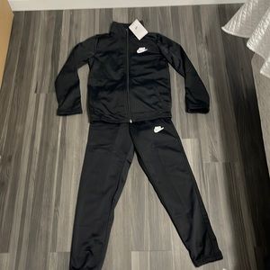 NWT Nike 2 piece jogger set